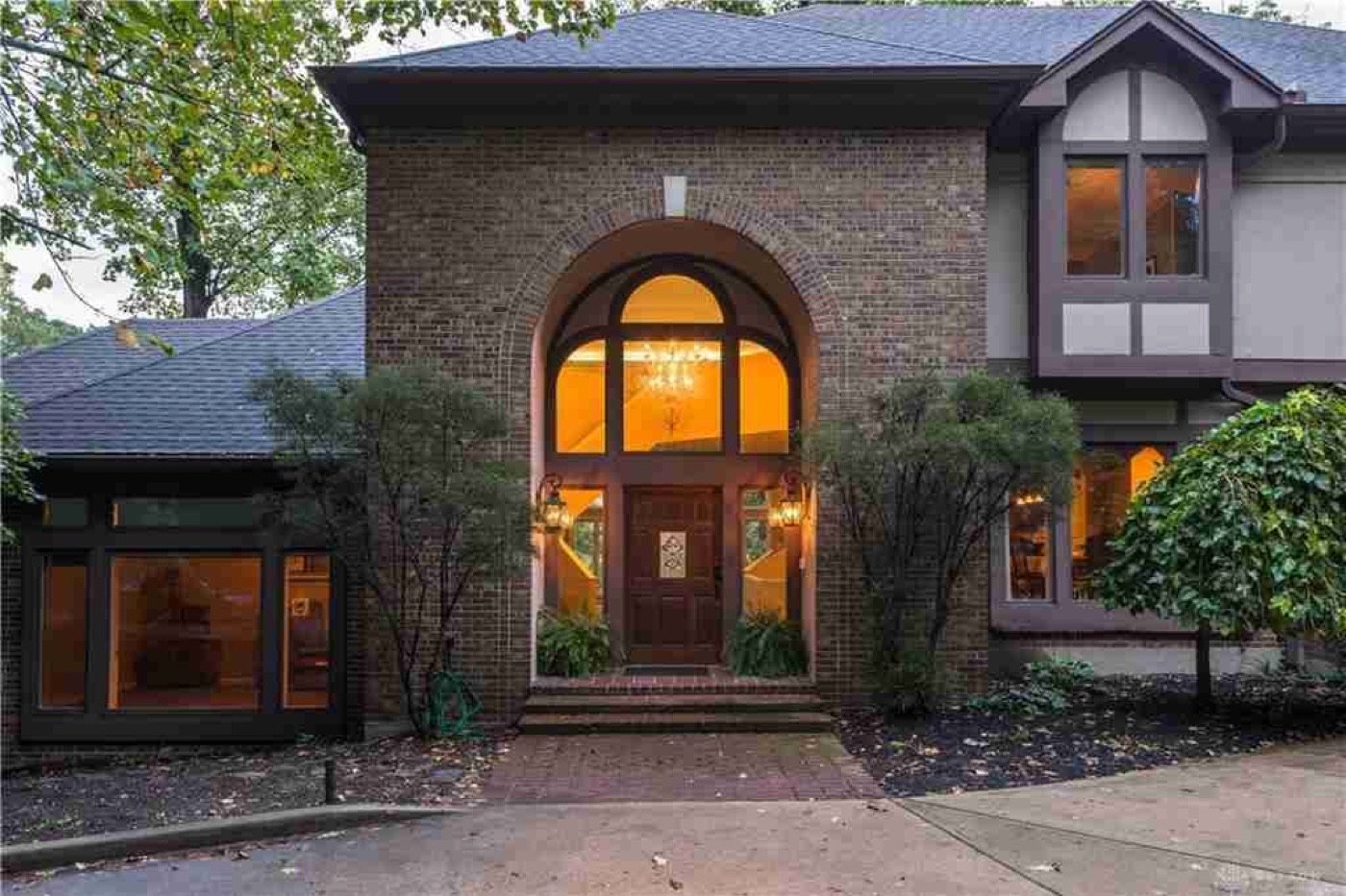 A large brick luxury home in the Washington Township and Centerville area of Ohio