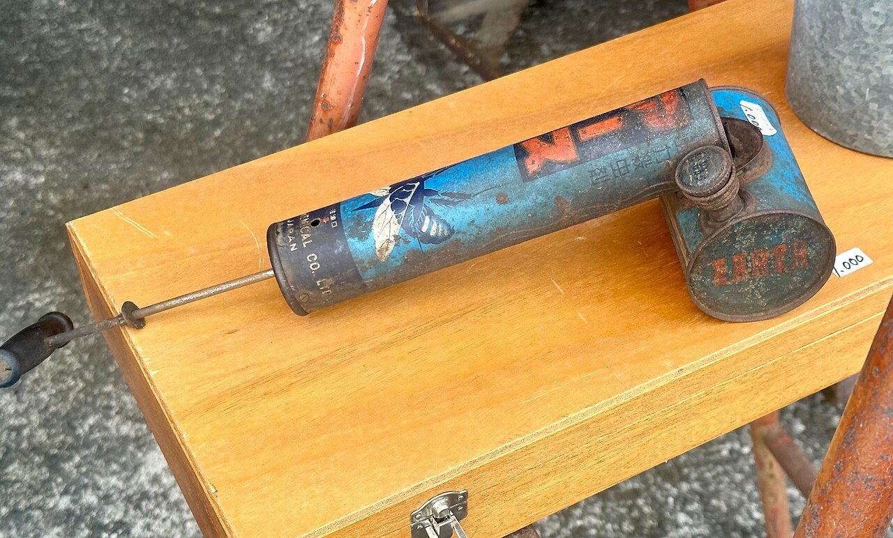 Pest control compression sprayer for perimeter treatment